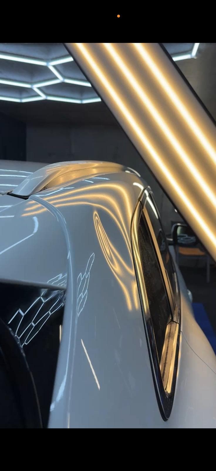 Muchia plafonului deasupra usii dupa reparatie PDR