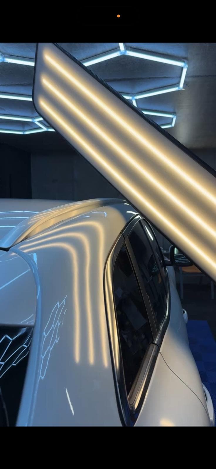 Muchia plafonului deasupra usii inainte de reparatie PDR